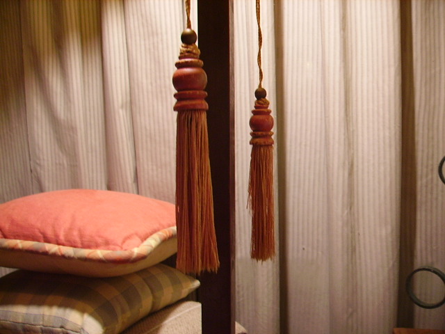 Bottom finials on chains